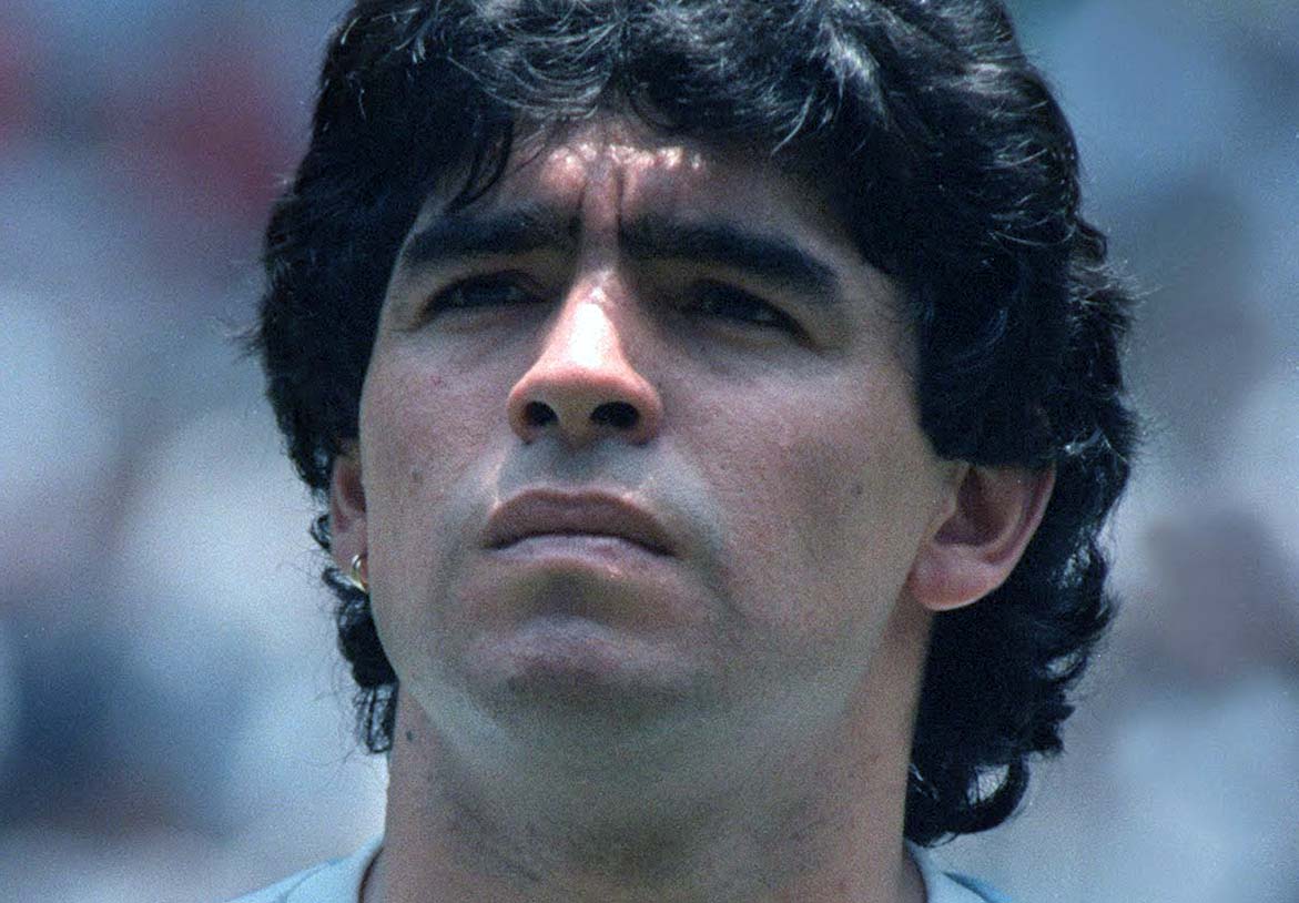 Cuando se retiro del futbol Maradona