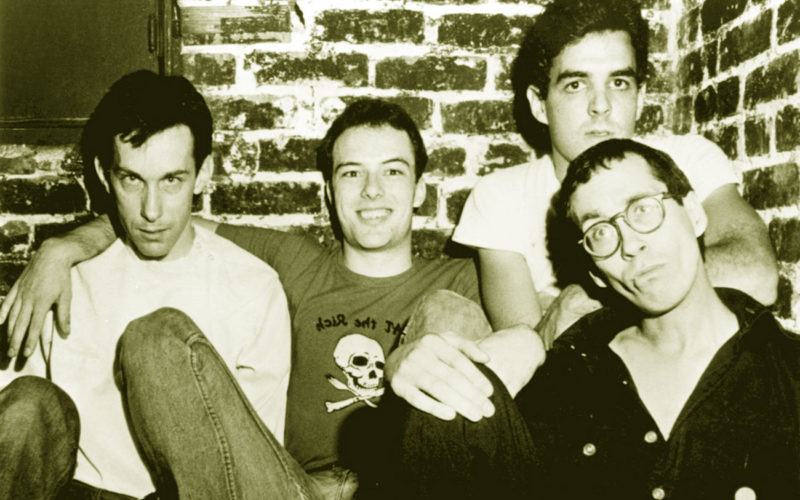 Qué estilo musical tocan Dead Kennedys