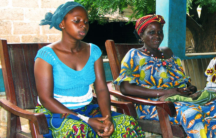En que idiomas se habla en Costa de Marfil