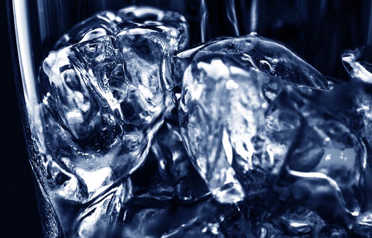 cubitos de hielo se pegan en un vaso