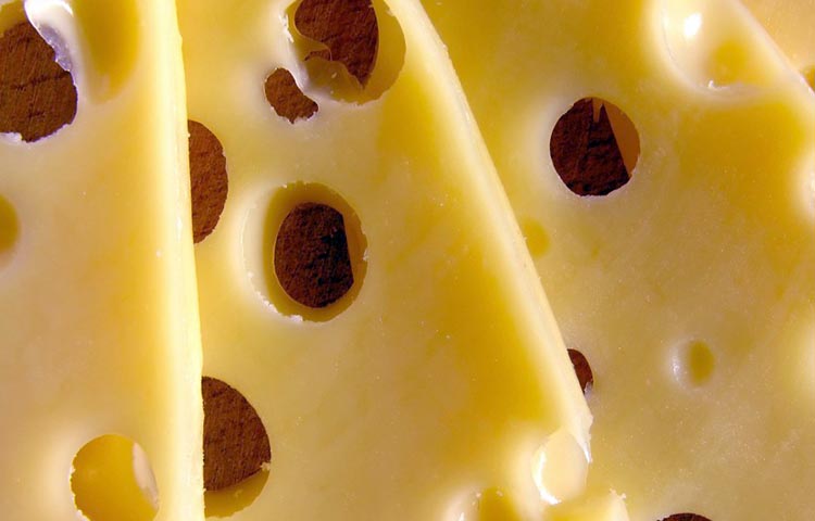 el queso suizo tiene agujeros