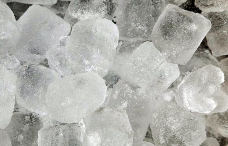 poner hielo en el cuello a veces puede reducir una hemorragia nasal