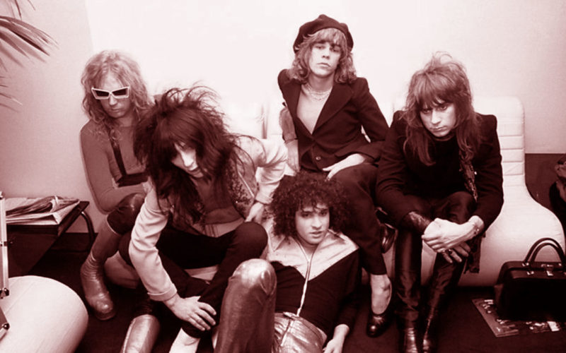 Qué estilo musical tocan New York Dolls