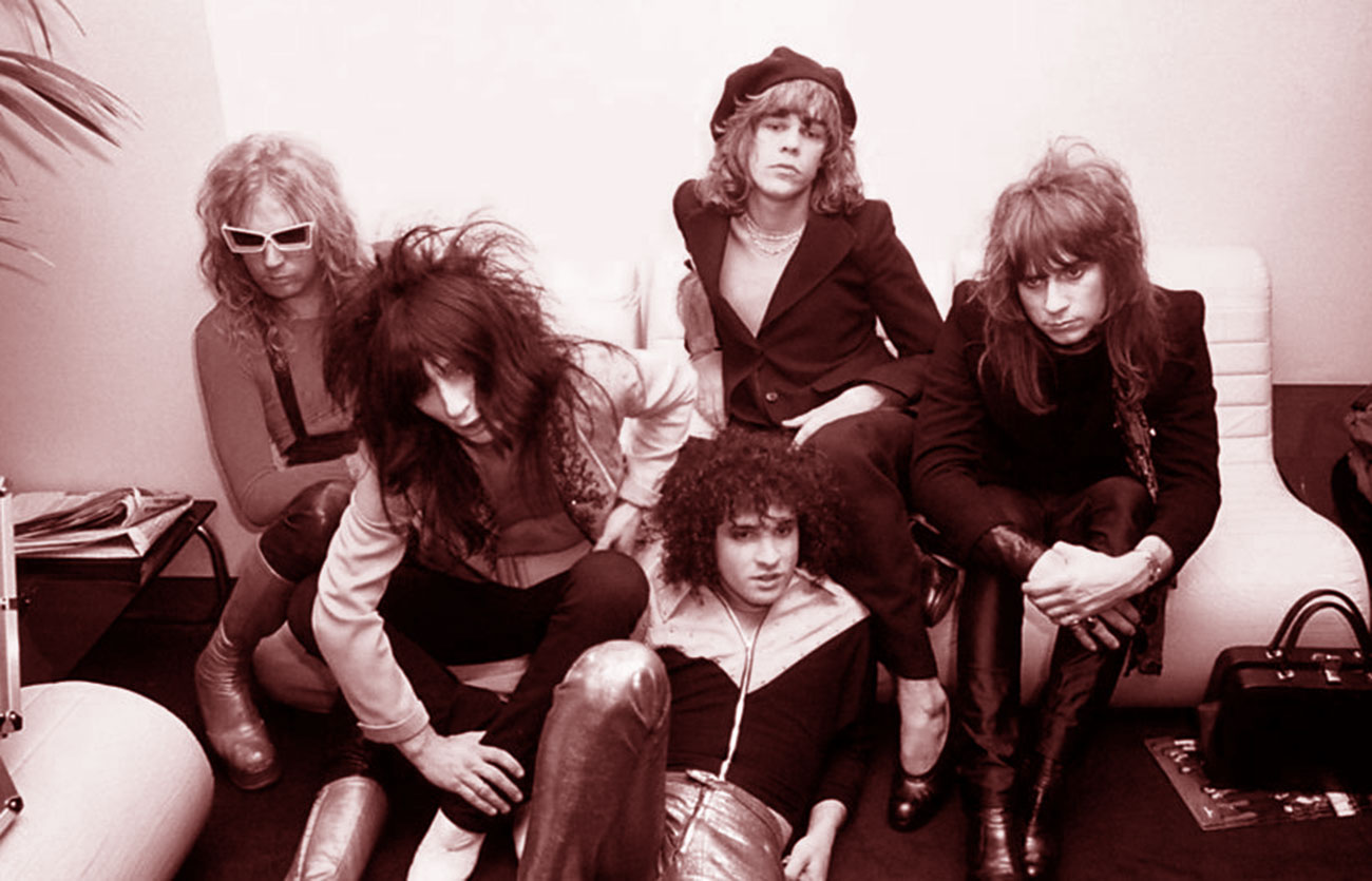 Qué estilo musical tocan New York Dolls