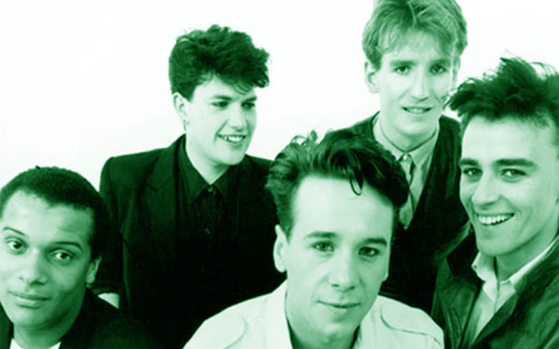 Qué estilo musical tocan Simple Minds