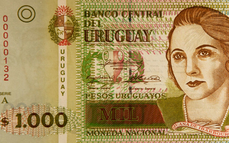 Que moneda se utiliza en República Oriental del Uruguay