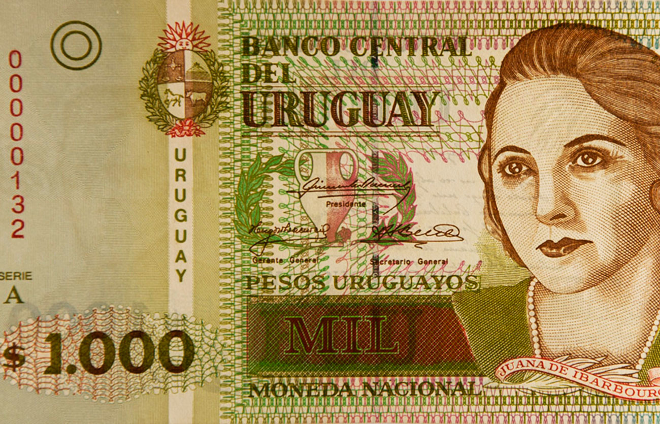 Que moneda se utiliza en República Oriental del Uruguay