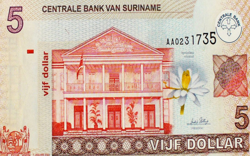 Que moneda se utiliza en Surinam