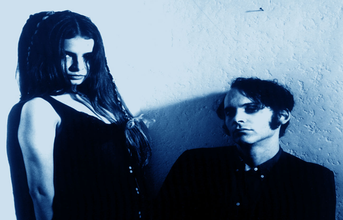 El género musical de Mazzy Star es: folk, shoegaze, dream pop, neo-psicodelia, rock alternativo, rock psicodélico y country alternativo.  Tiene su origen en California, Estados Unidos y se formó en el año 1988.  Los miembros del grupo son: Hope Sandoval, David Roback, Suki Ewers, Keith Mitchell, Colm Ó Cíosóig y Josh Yenne.  Los antiguos miembros del grupo son: William Cooper y Jill Emery.