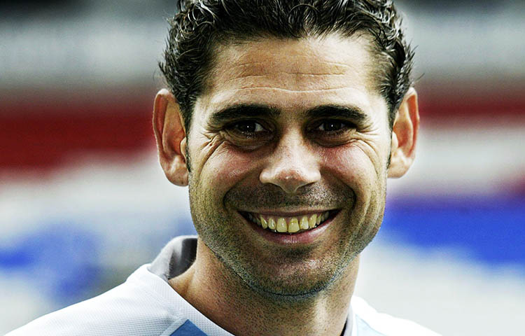 En qué equipo y a qué edad se retiró Fernando Hierro