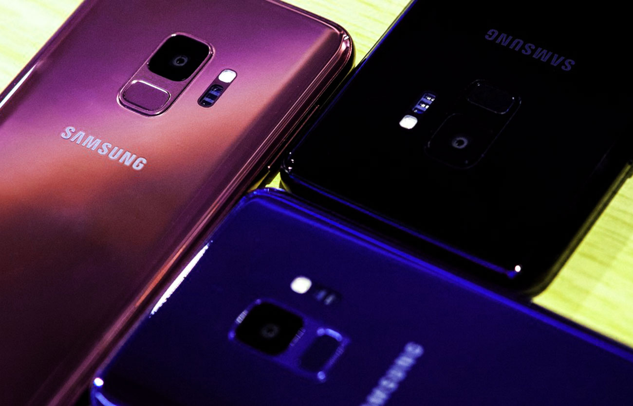 Samsung está mejor posicionada y tiene un mayor potencial de crecimiento. El fundador de la compañía Samsung es Lee Byung-Chul, la fundo en el año 1938 como una empresa comercial. Desde mediados de la década de 1970, Samsung ha extendido sus actividades en todo el mundo, y la electrónica, en particular los teléfonos móviles y los semiconductores, se han convertido en su fuente de ganancias más importante.  La palabra Samsung, según el fundador del grupo Samsung, significa "tres estrellas". La palabra tres simboliza algo grande, numeroso y poderoso, las estrellas significan eternidad.   Sony es una importante empresa de tecnología y es conocida por sus productos electrónicos como teléfonos, televisores, sistemas de juegos, etc. Los fundadores de Sony Corporation son Masaru Ibuka y Akio Morita. Fue fundada en el año 1946 como Tokyo Tsushin Kogyo, y luego en 1958 fue conocida como Sony.   Sony es una de las compañías de entretenimiento más amplias del mundo. La palabra Sony se derivó del concepto de dos palabras: una es la palabra latina sonus, que significa sonido, y otra era sonny boy, una expresión popular que se usaba en Japón en ese momento para describir a una persona joven con mucha libertad de espiritu.   La compañía opera diferentes grupos que incluyen Sony Pictures Entertainment, Sony Computer Entertainment, Sony Music Entertainment, Sony Mobile Communications y Sony Financial. Es una de las diez empresas más importantes del mundo.  La compañía vende productos como la consola de juegos Playstation, tabletas, teléfonos inteligentes, televisores, refrigeradores y muchas otras cosas. Xperia es una conocida marca de teléfonos inteligentes que forman parte de Sony Mobile.
