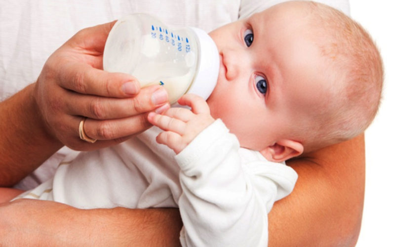 Diferencias entre fórmula para niños pequeños y fórmula para bebés