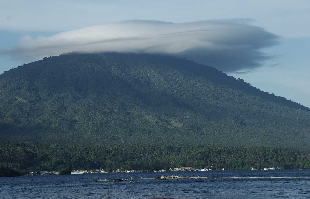 En qué país está el estrecho de Lembeh