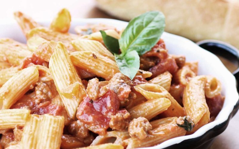 Preparar pasta con salchichas de cerdo