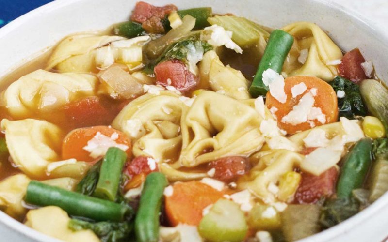 Preparar sopa de tortellini con verduras