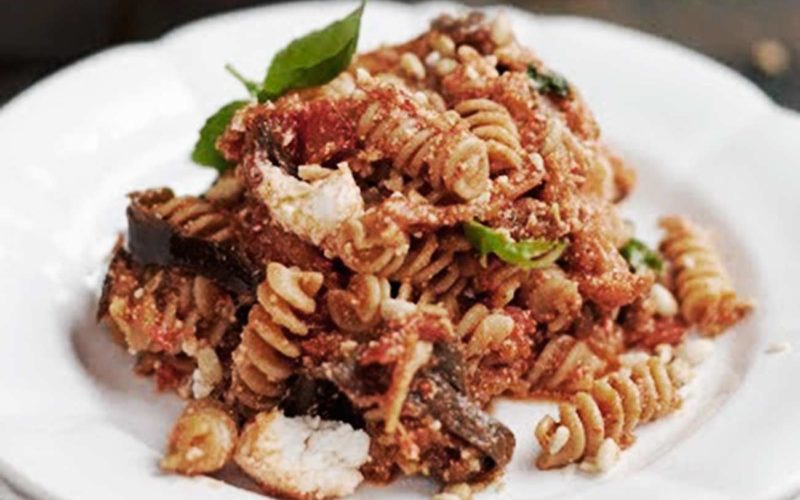 Preparar pasta con berenjena, chile y tocino