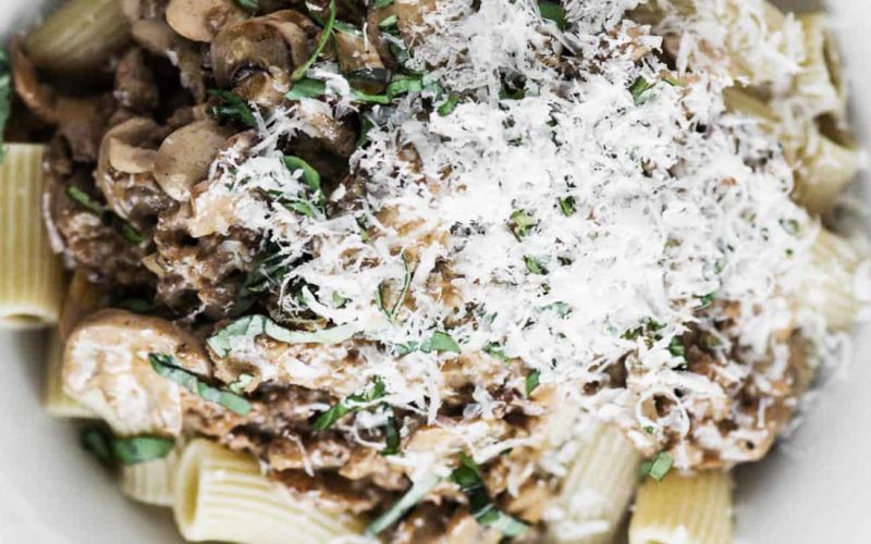 Preparar pasta con champiñones y salchichas