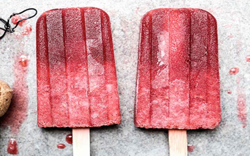 Paletas de hielo de sidra y mora