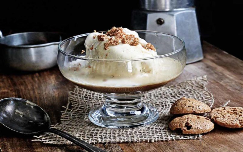 Café con helado y amaretti