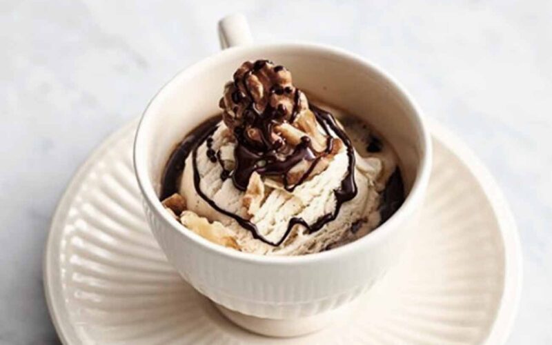 Chocolate a la taza con brandy y helado