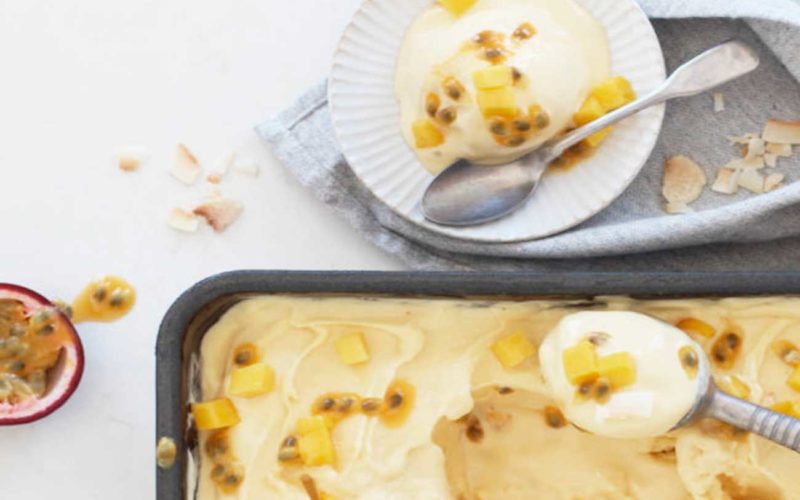 Helado de coco con mango y maracuyá