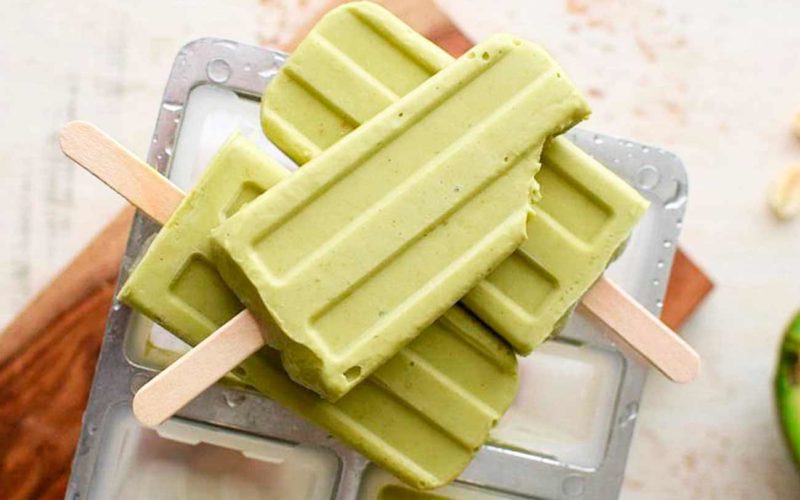 Cómo preparar paletas cremosas de aguacate