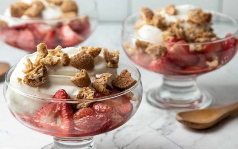 Parfaits de yogur con fresas trituradas y amaretti