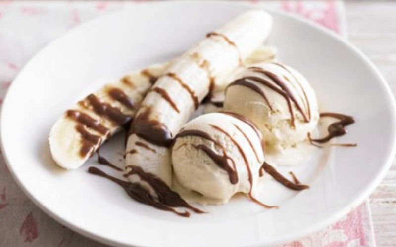 Plátanos con helado y salsa de chocolate