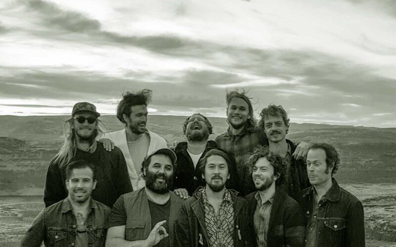 Qué estilo musical tocan Edward Sharpe and the Magnetic Zeros