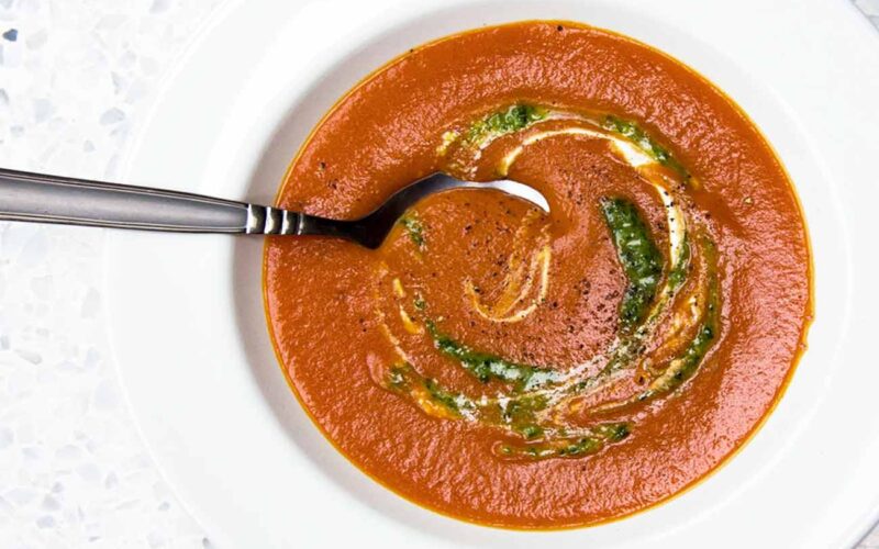 Sopa de tomate con pesto