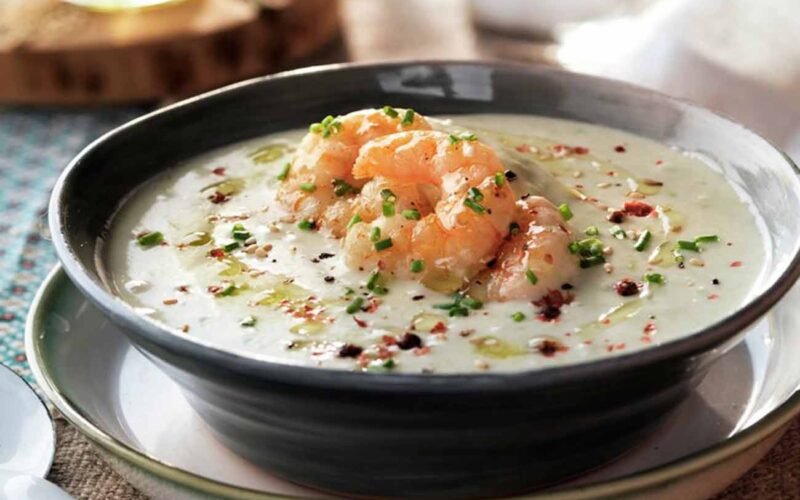 Sopa verde con langostinos