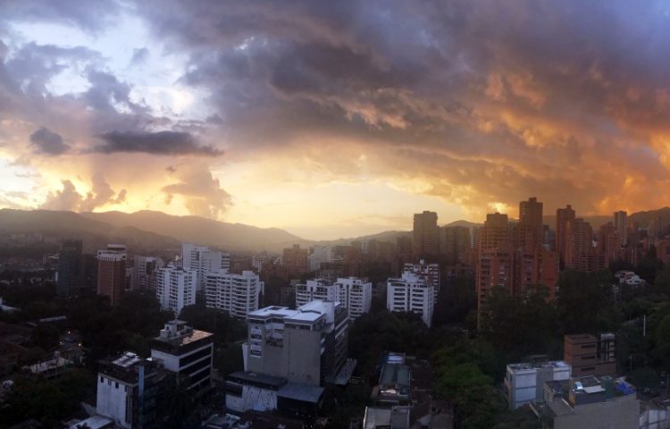 paisaje urbano de ciudad colombiana