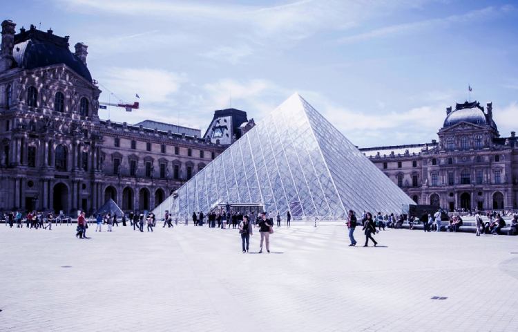 piramide paris francia