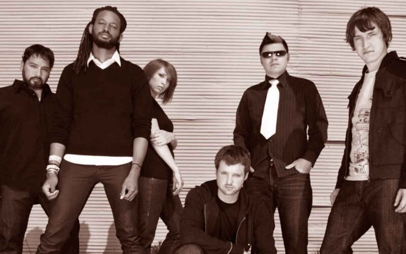 Qué estilo musical tocan Flobots