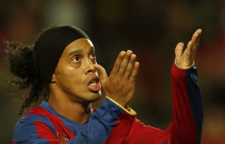 Cuándo fichó Ronaldinho por el Barcelona