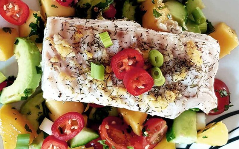 Receta: Ensalada de bacalao con salsa de pepino, aguacate y mango