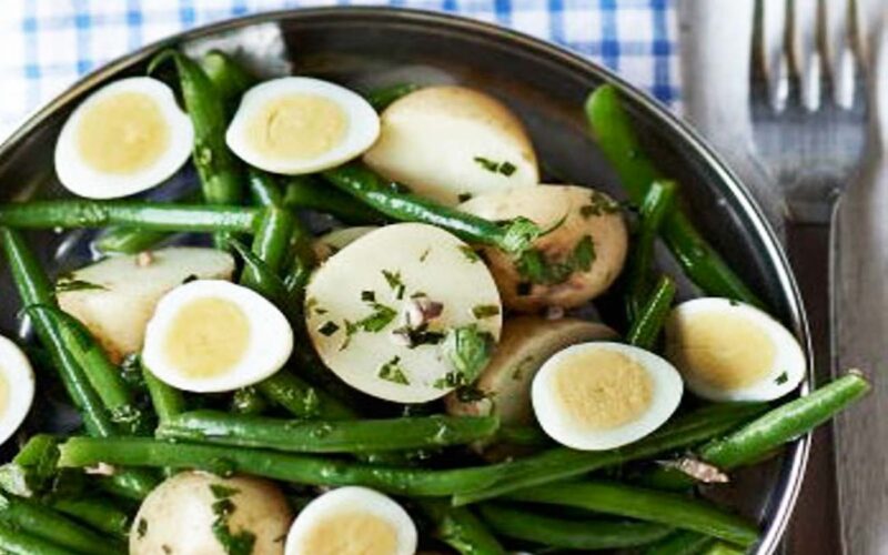 Receta: Ensalada de patatas con anchoas y huevos de codorniz