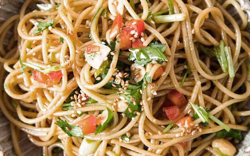 Receta: Ensalada de fideos con aderezo de sésamo