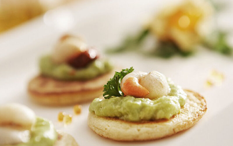 Receta: Blinis de gambas y guacamole