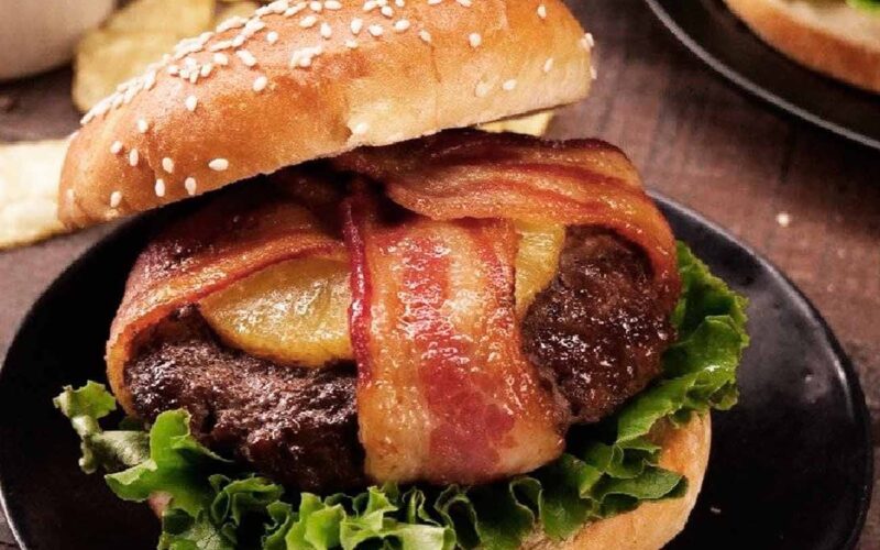 Receta: Hamburguesas con tocino y piña