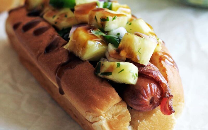 Receta: Hot dog con piña, tocino y salsa chipotle