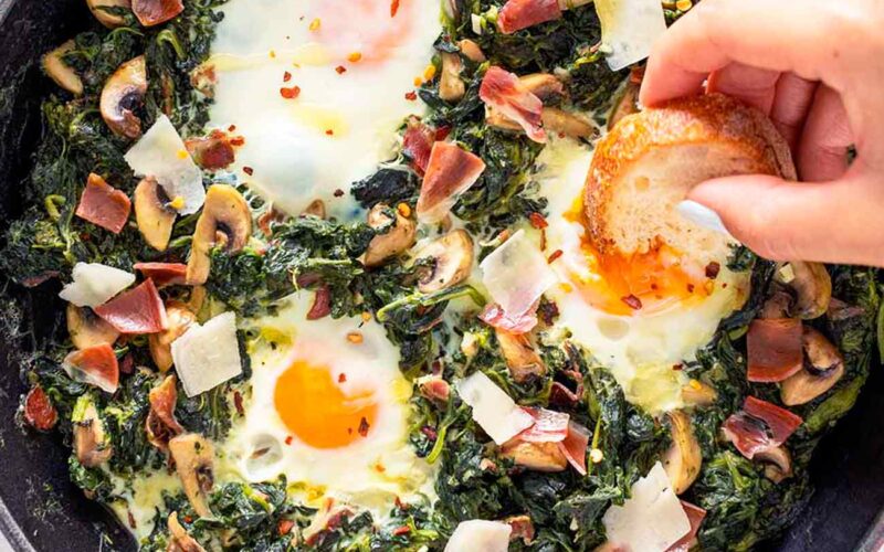 Receta: Huevos al horno con jamón y espinacas