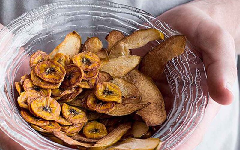 Receta: Chips de plátano y manzana