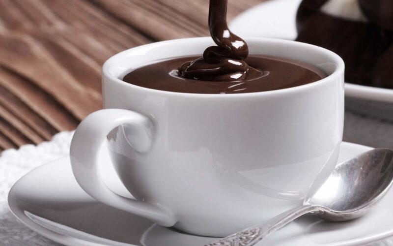 Receta: Chocolate caliente con caramelo y ron