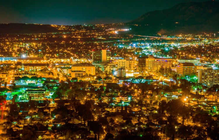 Cuál es el origen de la ciudad de Riverside