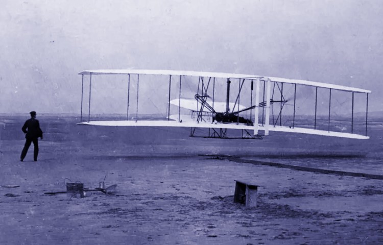 Cuál fue el primer avión del mundo
