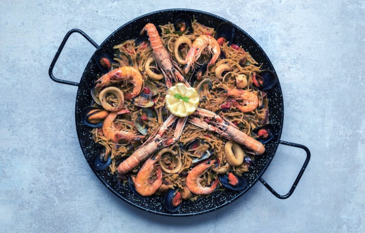 Cuáles son los ingredientes de la paella de mariscos