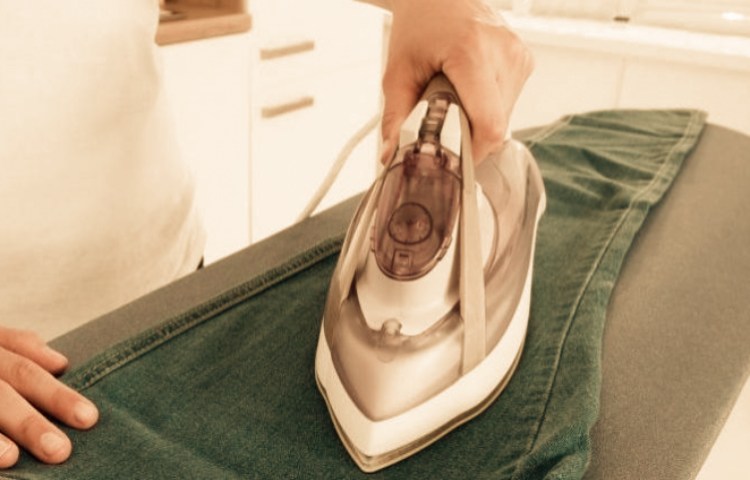 Cómo planchar pantalones de mezclilla con raya