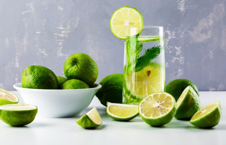 Cuáles son los beneficios de tomar agua con limón en ayunas