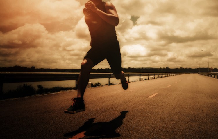 Cómo se queman más calorías corriendo o caminando